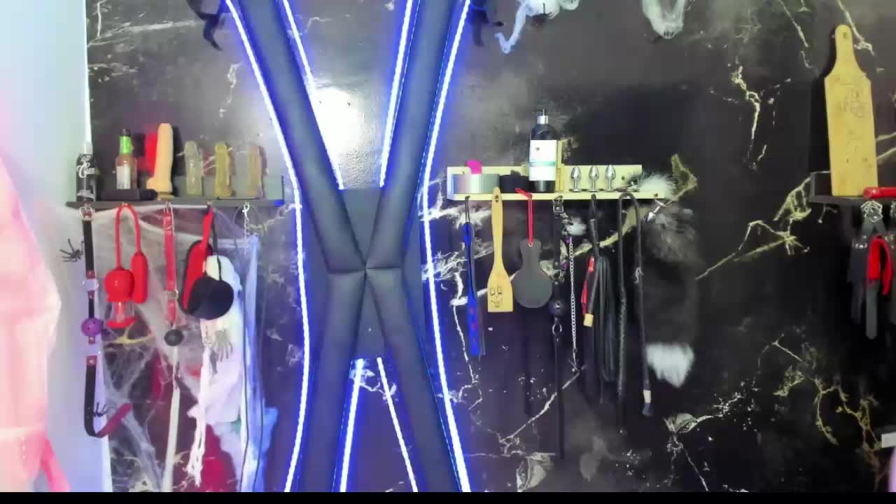 open pussy with speculum - video by Bdsmsumision cam model