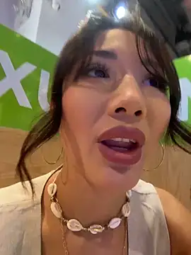 💦Milky Tits in Publick Place shopping mall🥵－カメラキャストのlean_lie8の動画