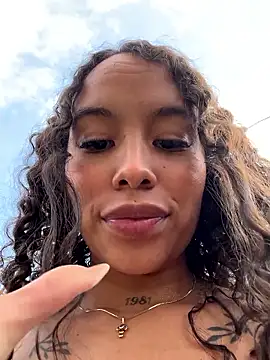 Look at my pussy while I'm in the garden - video by MarieLeon cam model