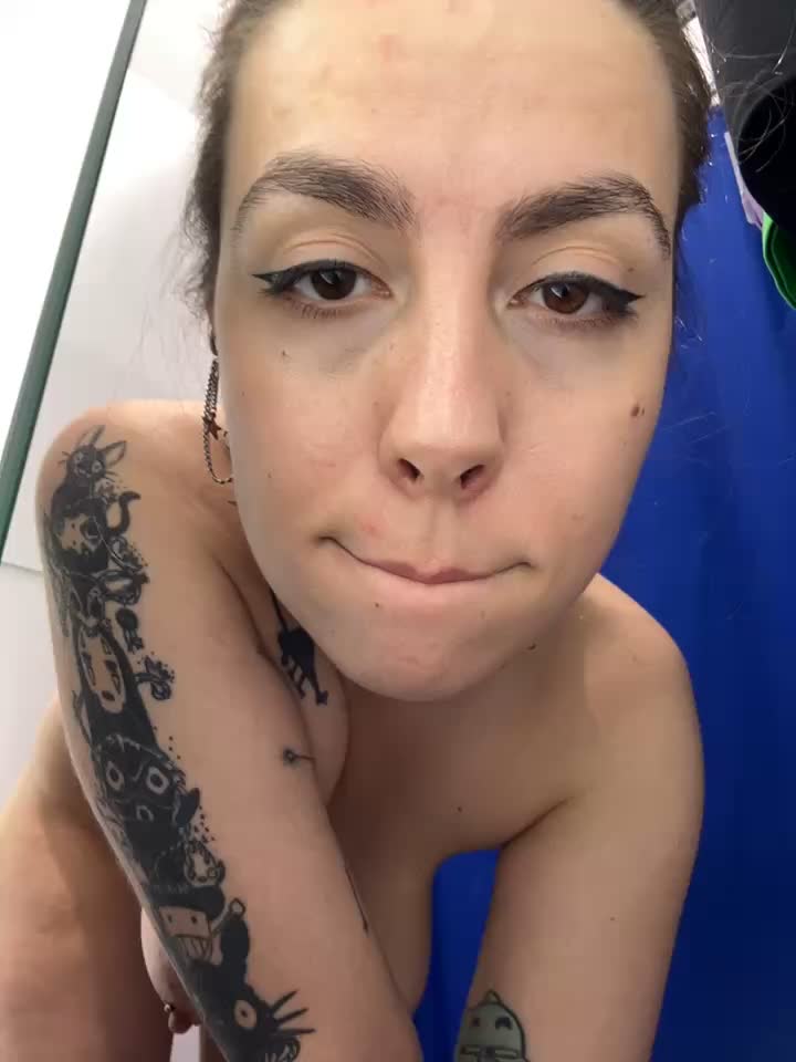 Wendy shakes and spreads her juicy ass in the fitting room and fingers herself in her pussy - video by Winnie_Boo cam model