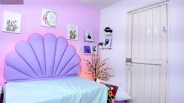 Open legs 🔥 - video by HannaPretthy cam model