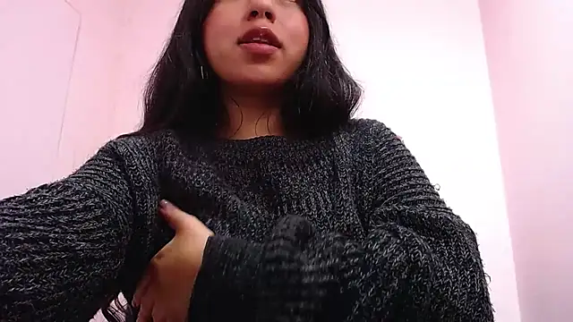 Sexy oiled and wet girl - video by CarolineBrunx cam model