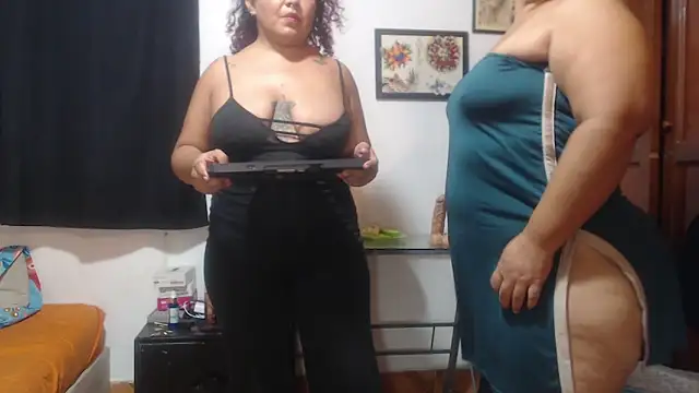 Teaching my friend Andreina how to suck and enjoy the dildo 😈🥵[22 Oct 21:38] Private Show - video by CurvyHeat cam model