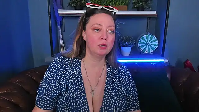 play with boobs - video di JessicaFoxie modella di cam