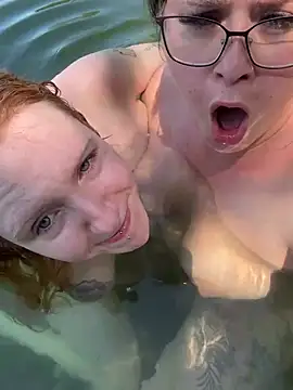 Ich fingere Lisa im Wasser zum Orgasmus + Squirt - video di CutieBliss