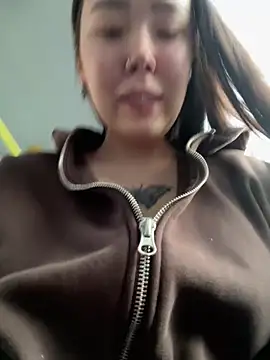 Cut top in the BUS 🤯✂️ - Asian_Asami 캠 모델의 동영상