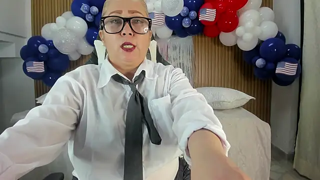 Danna in a small sexy dance - vidéo du modèle de showcams Danna_topless