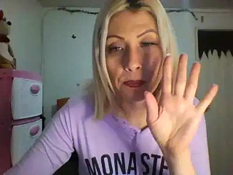 blouse without bra on - video alixia81 kameramallilta