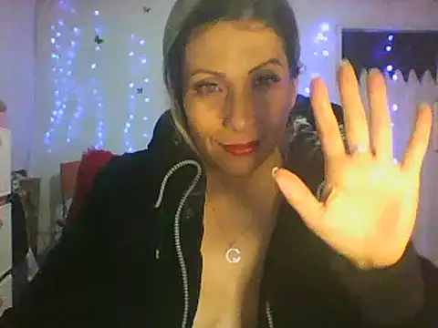 hitting my pussy - video by alixia81 cam model