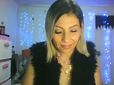 Pussy very close to the camera – video modela na kameri alixia81