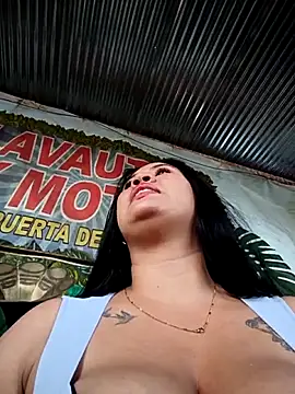 I sucked my friend Keily's pussy at a car wash