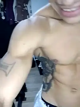 Exercising naked biceps and flexing my body - відео від вебкаммоделі Andrey_1997