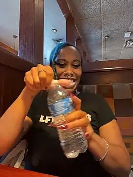 public bathroom squirt someone else in here?! - vidéo du modèle de showcams loveluna8