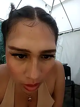 DEEP BLOWJOB IN THE NEIGHBORS GARDEN 🧿🧿 - video oleh Annyeli kamera model