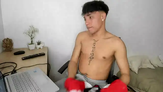 jerk off and stick the dildo in my ass - video by jonmaykolrose cam model