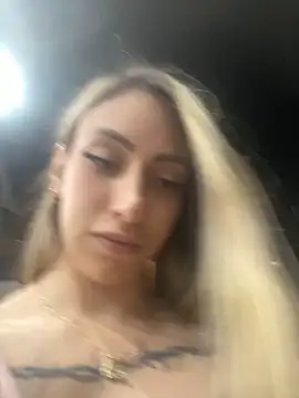 Em publico 👀🫣 - video by Branquinha_12 cam model