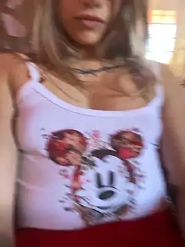 Me masturbando escondido com gente em casa, amo a adrenalina - video by Branquinha_12 cam model