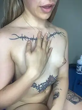 Plug anal GG entrando no cuzinho 😈 - video by Branquinha_12 cam model