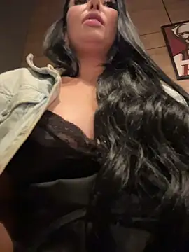 🍒🥵STRANGER looking on my NAKED BIG BOOBS in KFC 🍒🥵 - video di Tisha_Busty modella di cam