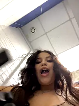 RUN NAKED IN MENS HALLWAY TOILET – video od webkamerové modelky Chloe__Moon