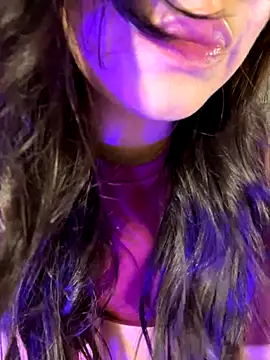 RIDE ON DILDO +PLAY WITH DOMI VISITING A NEIGHBOR – video od webkamerové modelky Chloe__Moon