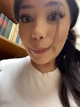 BIG SQUIRT ON BOOK IN FRONT OF LIBRARIAN+GIVE BOOK TO HER💦📕 - Vídeo de Chloe__Moon, modelo de vídeos