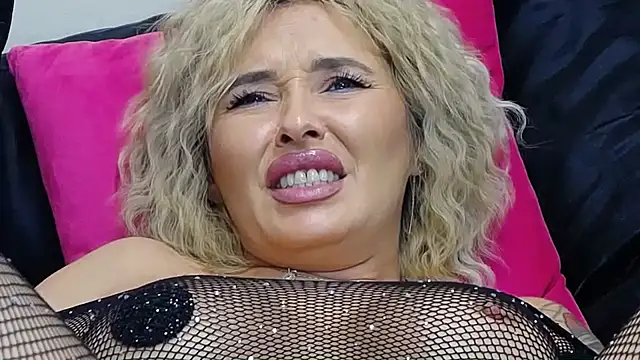 Close up Orgasm - video by IssaSmith cam model