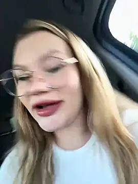 GEARSTICK + SQUIRT IN PARKING !! - video van justmilaa cam-model