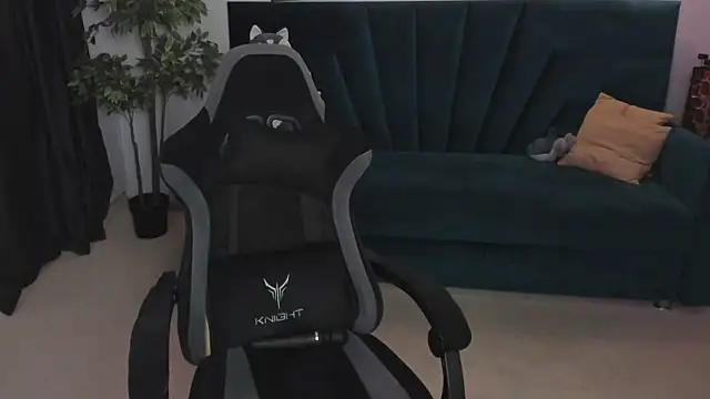 Private Show handjob + penetration - video by CharleneWoods cam model