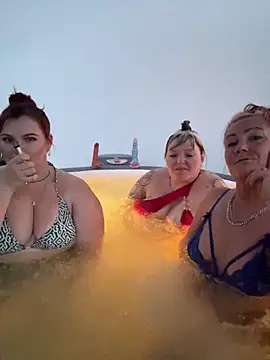 3Ladys im Pool 🔥 - Video von CurvyAngelina_Official Cam-Model