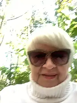 Private Show on the street – video od webkamerové modelky Laura_Millf