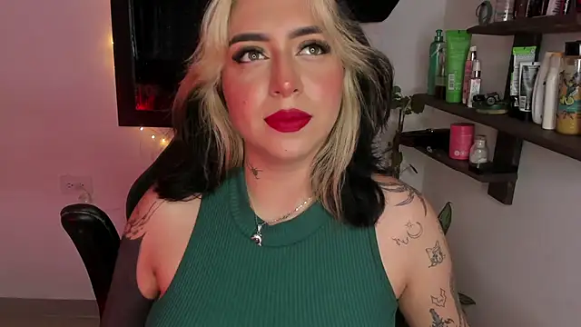 WHO WAS TO FUCK CAROLINA?? BIG SQUIRT ALERT - video by AnnikaMerliahh_ cam model