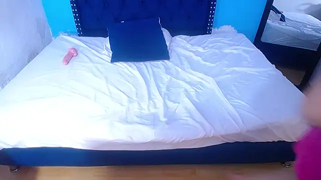 masturbating my delicious pussy - video by kinky_redhead18 cam model