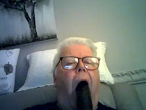 [10 Jan 17:13] Just sucking on a dildo  ( wish it was your cock)