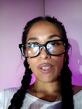 Fuking with just fingers & squirt 💦🪷🫦 - chloewildd_ adlı kamera modelinin videosu