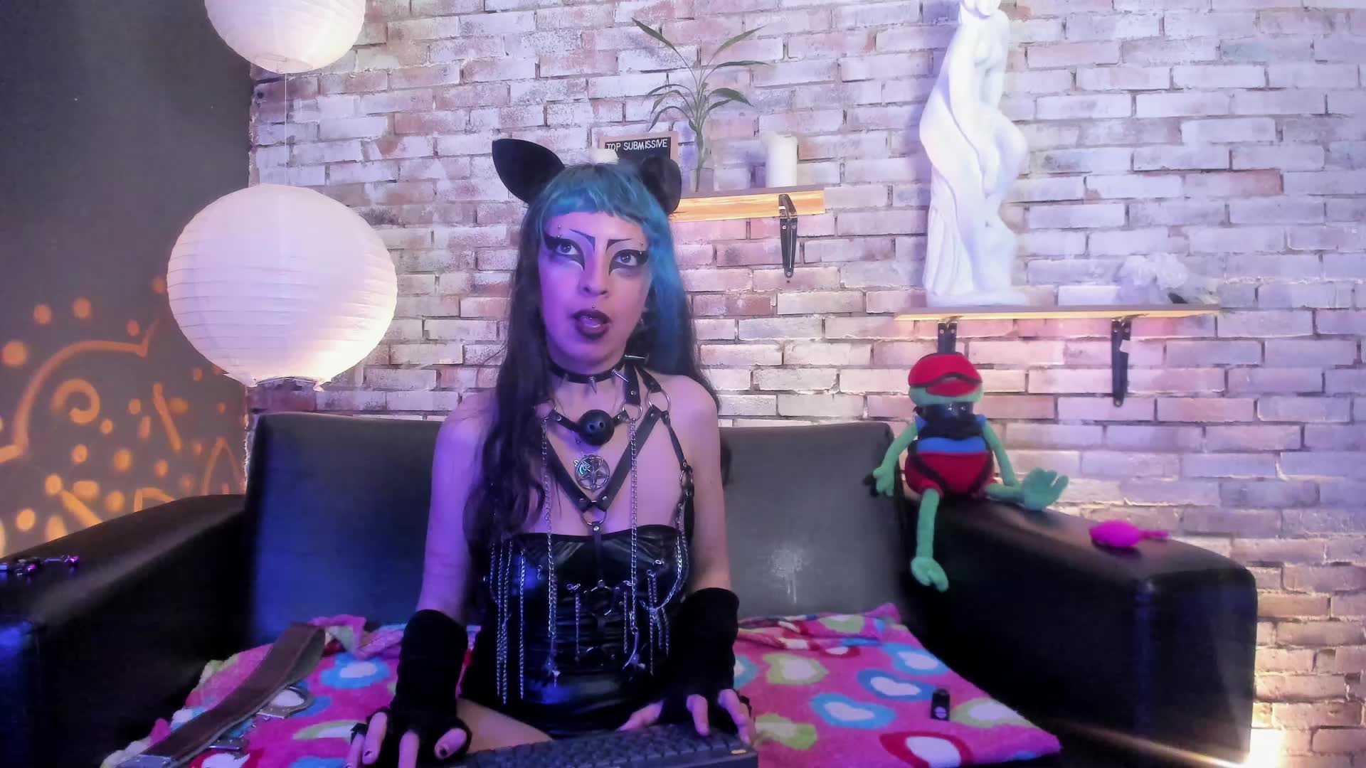 Enjoying my naked flexibility - video by Neon_666_ cam model