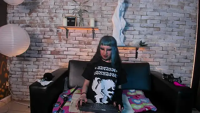 Destroying my saliva makeup - video by Neon_666_ cam model