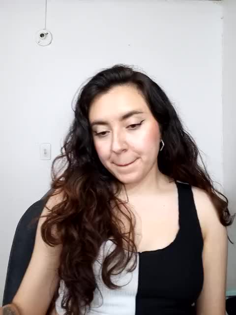 Do you want to see me in a little blouse? - vídeo de la modelo de cam Emi_chik