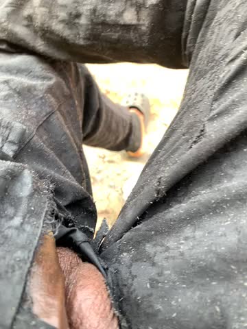 Risky outdoor cumshot in private show