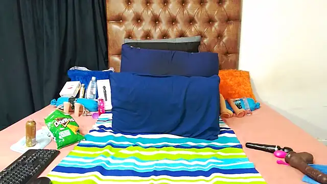 face sitting - video by Hotxbums22 cam model