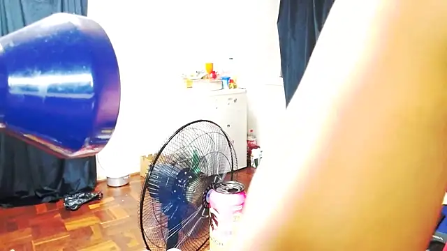 lick nipples and erotic dance squeez stomach - video di Hotxbums22 modella di cam