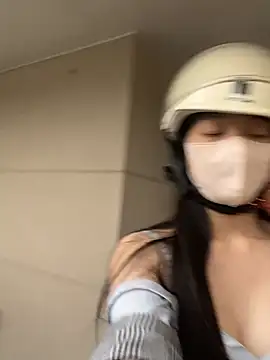 [13 May] Public Show 戴着安全帽的女人在邻居门前色诱 - -CelesteFox- adlı kamera modelinin videosu