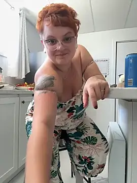 Me , apples and ridiculous ideas lol. - ক্যাম মডেল CurvesNChaos-এর ভিডিও