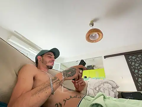 branlette pops et ejac sur moi - video by Rebeu313 cam model