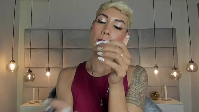 Sexy striptease naked and smoking - Video von MiaMorgan_ Cam-Model