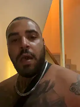 Nudo in pubblico - clip cu ILbrasitaliano model videochat