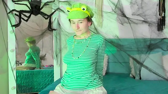 playful frog cosplay - відео від вебкаммоделі L1ittle_kitty_