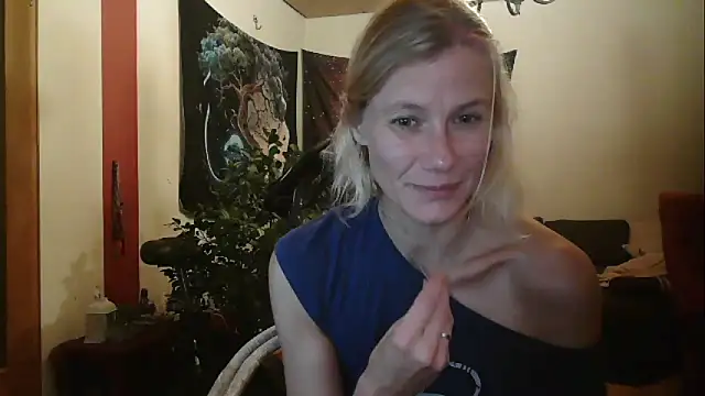 Soooo hot 🥵 - video by yola181 cam model