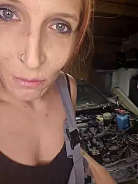 Auf der Motorhaube vom corrado in der Autowerkstatt gefickt - video by Lenchen_ cam model