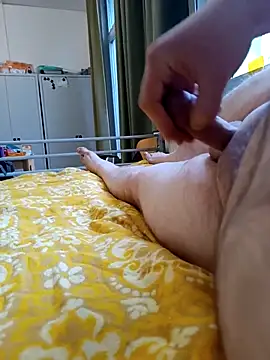 [19 Dec 15:08] Public Show – видео вебкам-модели awesome-dirty-dick